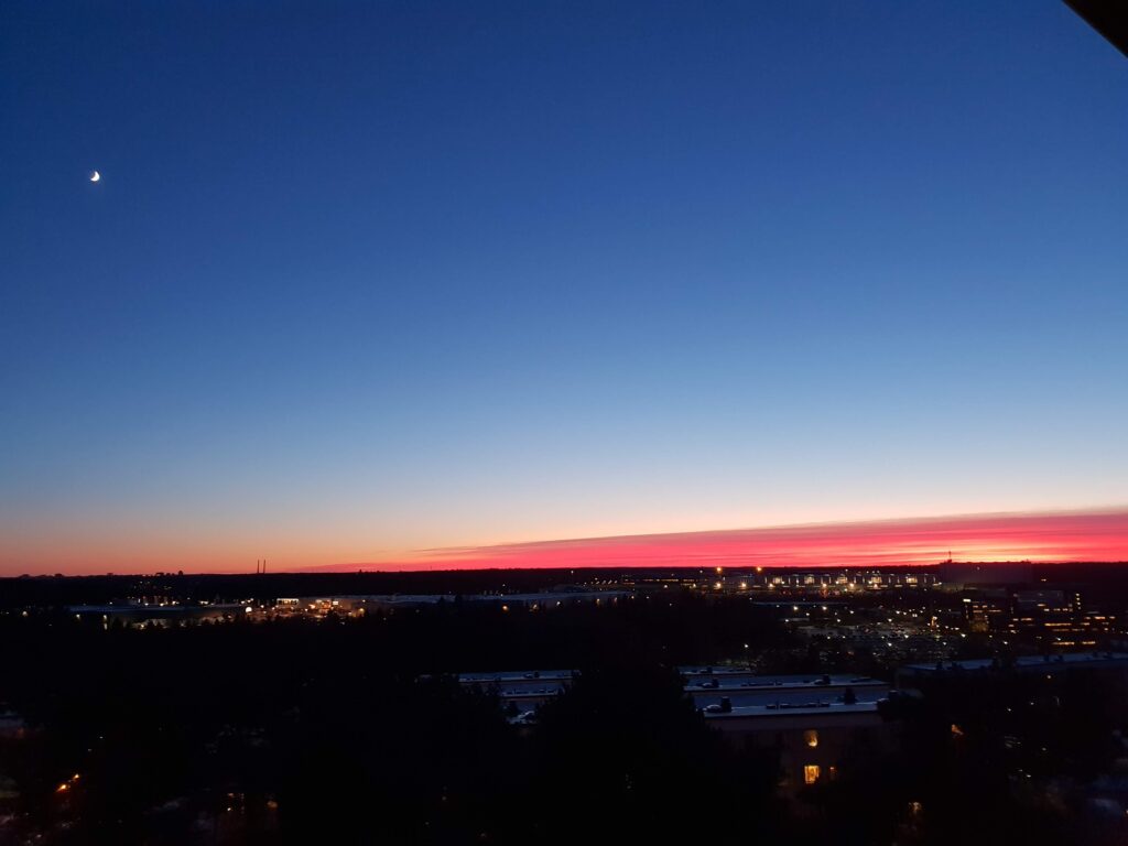 オレンジ色の夕焼け空の写真。固定費削減、家計管理で未来を整えるイメージ。