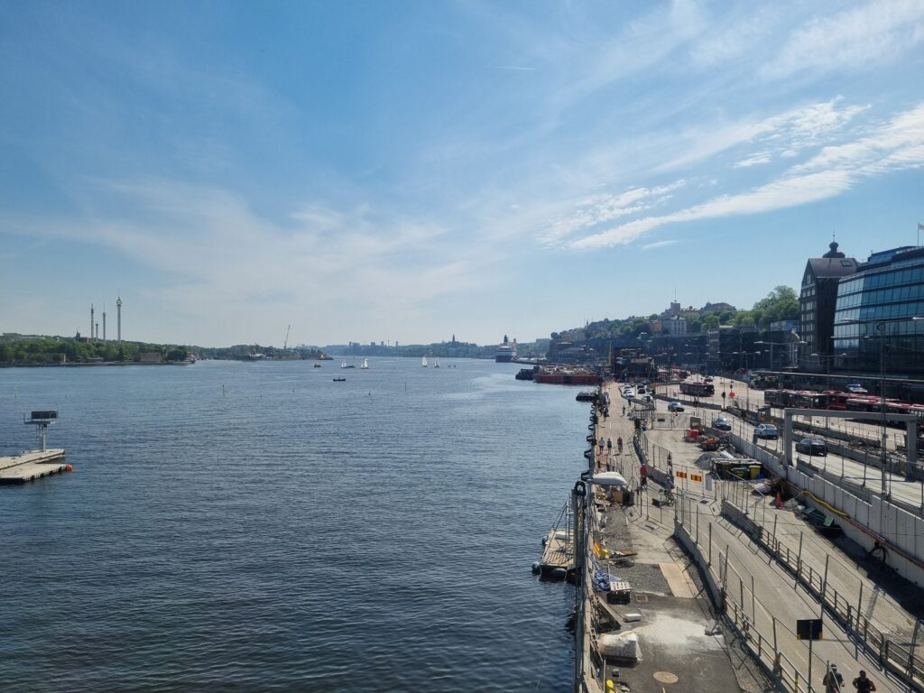 街と海の風景写真。夫婦 資産形成の記事のイメージとして使用。