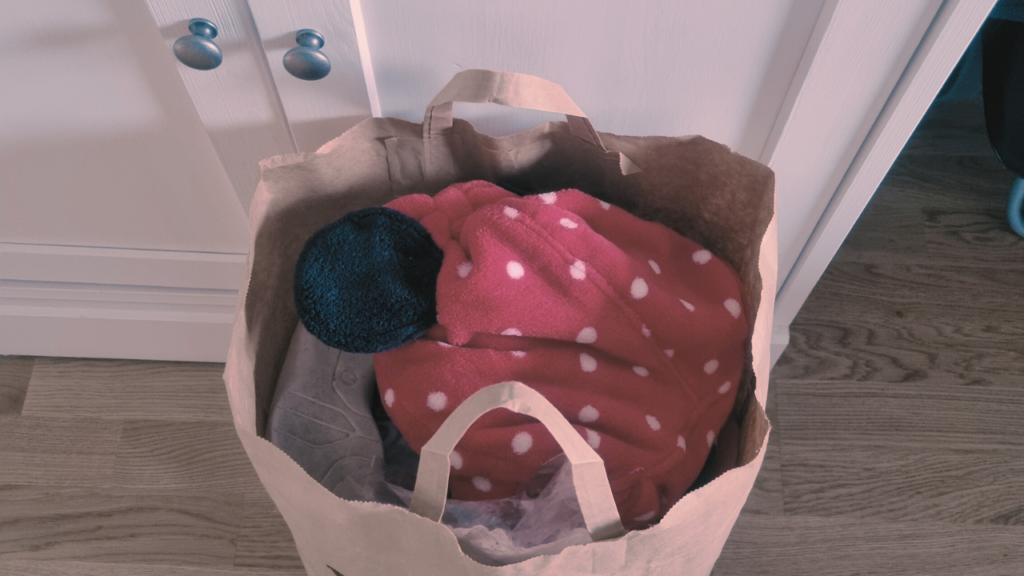 おさがりの写真。固定費削減、家計管理で未来を整えるイメージ。