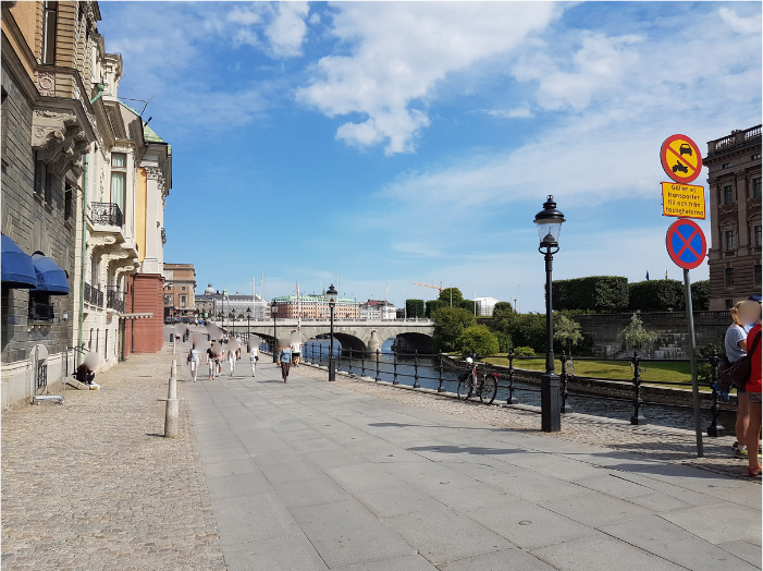 40代　投資戦略を象徴する北欧の落ち着いた街並みの写真。