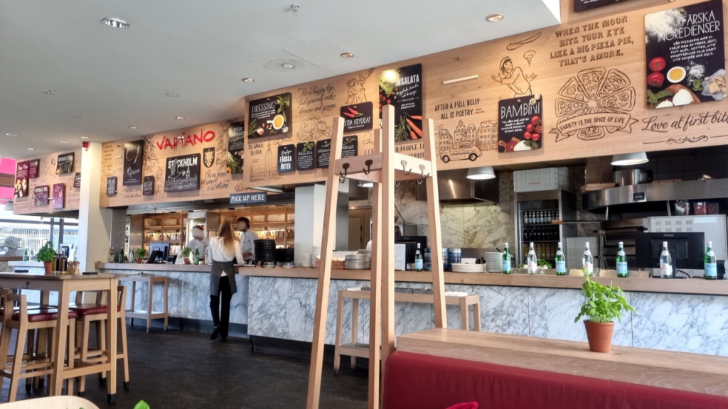 ストックホルムのレストランVAPIANOの店内写真。スウェーデンの日常生活の雰囲気を伝えるイメージとして使用。