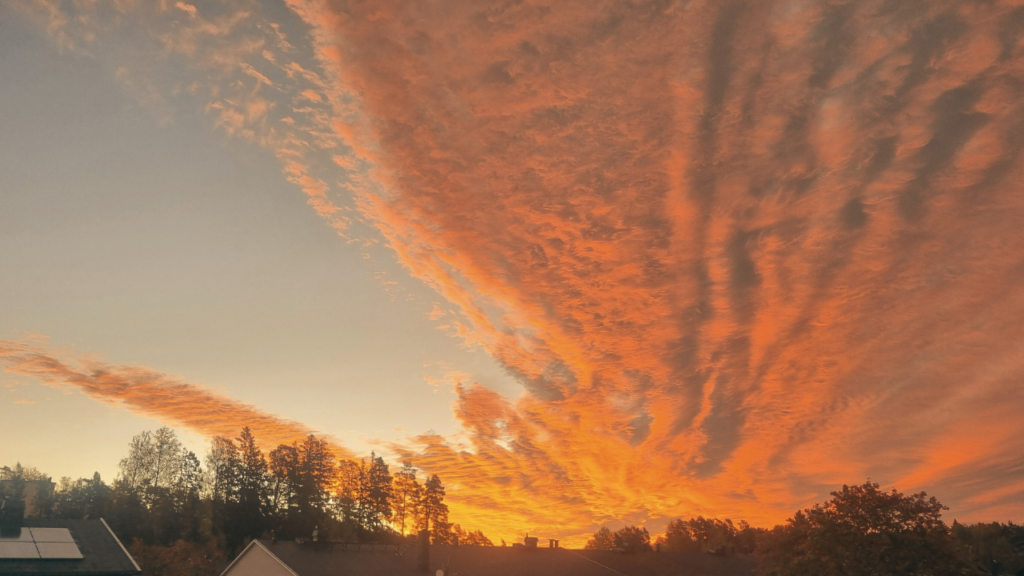 夕焼けの写真。40代後半 FIRE、投資スタイルの本音や葛藤を象徴するイメージとして使用。