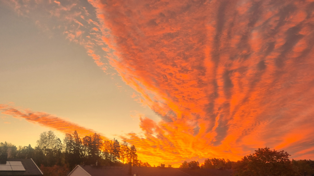 夕焼けの風景写真。資産形成の試練と気づきを表すイメージとして使用。