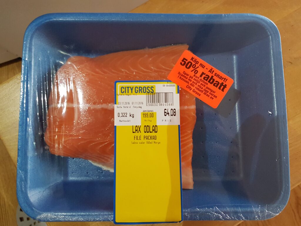 CITY GROSSの半額シールが貼られたサーモン。資産形成をする中で賢く買い物。