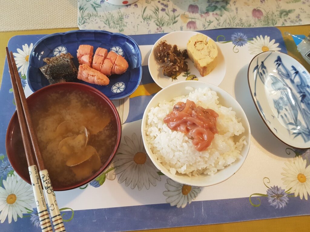 海外生活 日本食 の価値を象徴する、味噌汁と白米が並ぶ日本の朝食の写真。