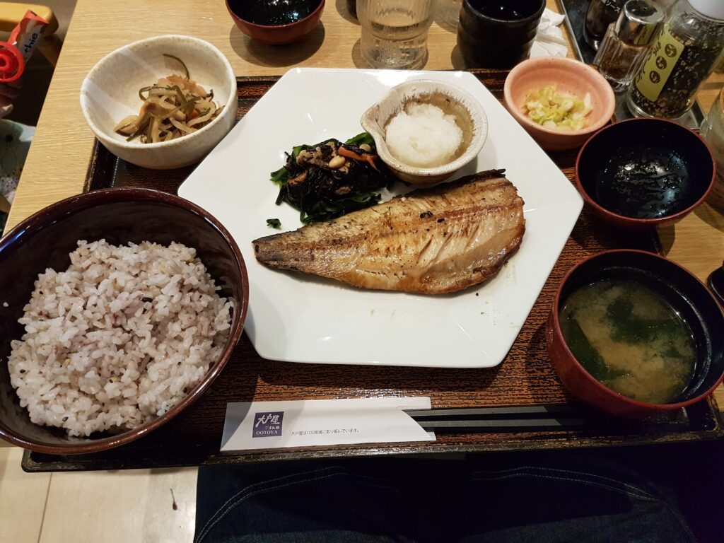 出汁文化や季節の食材を象徴する日本の家庭料理の写真。