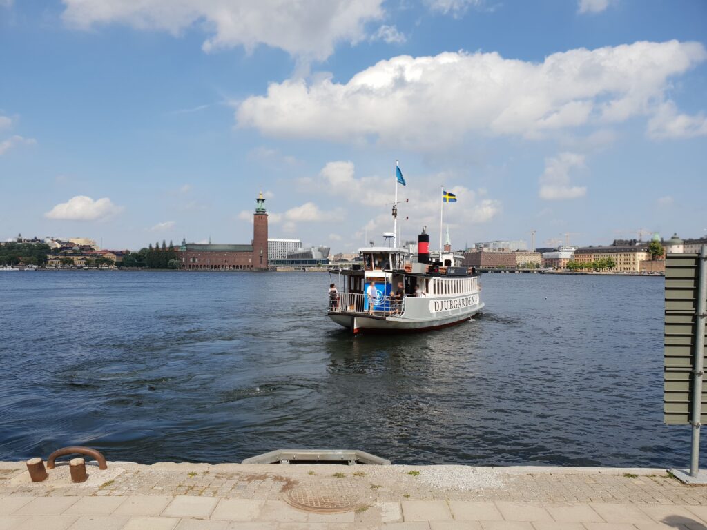 スウェーデンの静かな港の風景。投資が生活に根付く国の雰囲気を伝えるため、記事冒頭に使用。