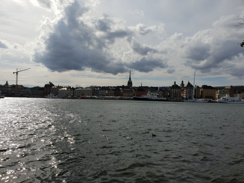 スウェーデンの静かな港の風景。転職活動の挫折や将来への不安と向き合った時期を象徴するイメージとして使用。