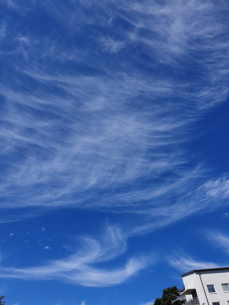 青空に広がる雲の風景。集中投資を続ける覚悟と、未来への前向きな気持ちを象徴するイメージとして使用。
