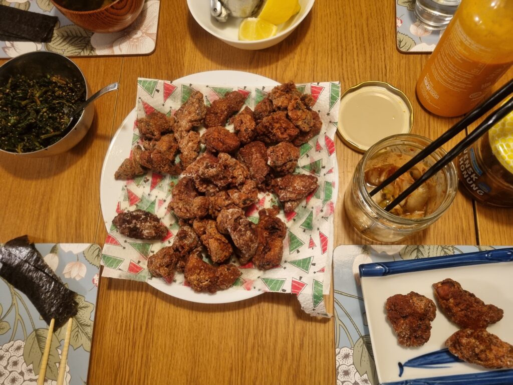40代が家族との時間を最優先にしたいという思いを象徴する、温かい家庭の雰囲気の写真。