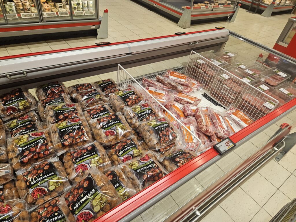 スウェーデンのスーパーに並ぶ肉製品の価格表示。
スウェーデン 食料品 消費税で使用。