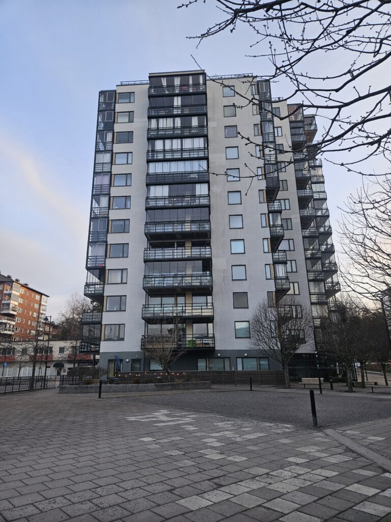 スウェーデン 住宅ローン 金利 の変化を象徴する現代的な北欧住宅の写真。