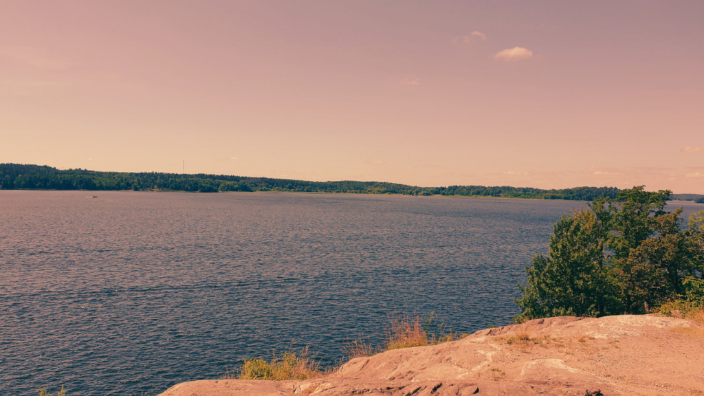 静かな海の風景写真。資産形成 推移を紹介する記事のイメージとして使用。