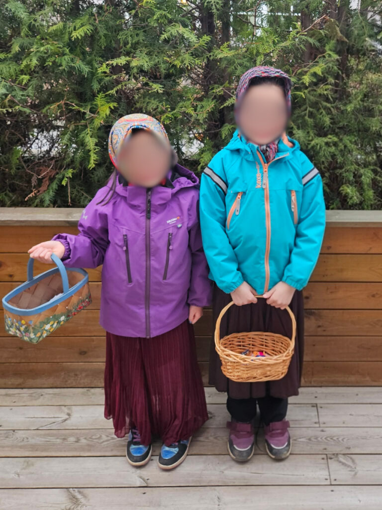 スウェーデン イースター 体験 の中で、子どもがPåskkärringになるための衣装を準備している様子。カラフルなスカーフと花柄スカートが並ぶ。