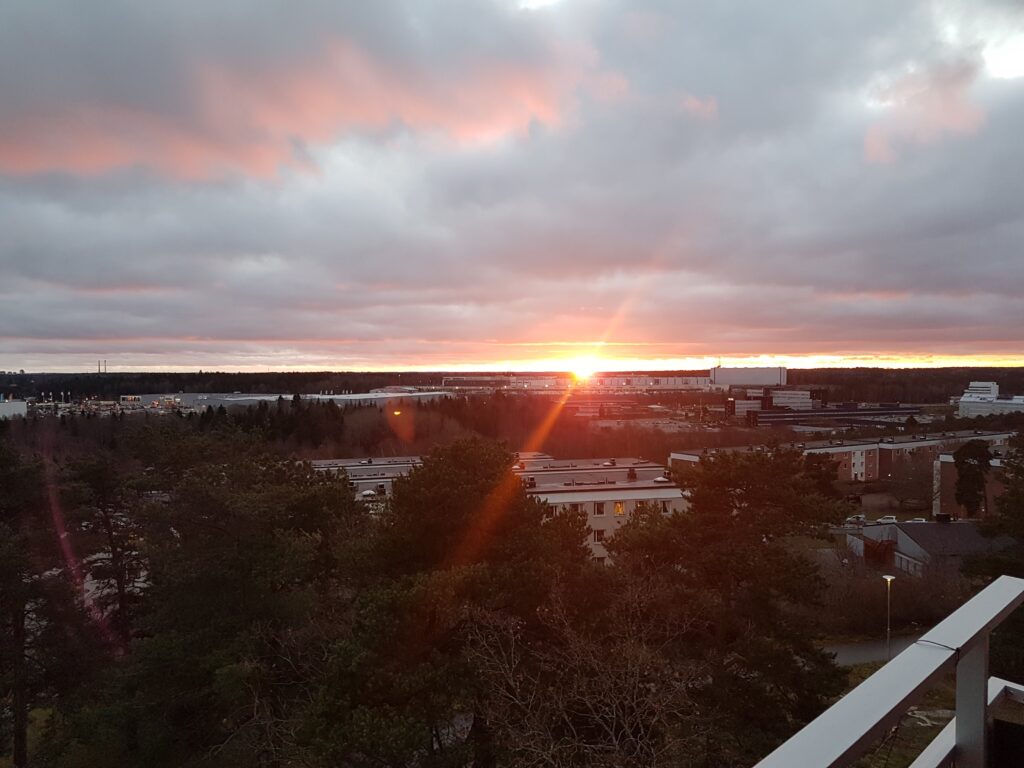 スウェーデン 5月 光 の季節を象徴する夕方でも明るい空と街並み
