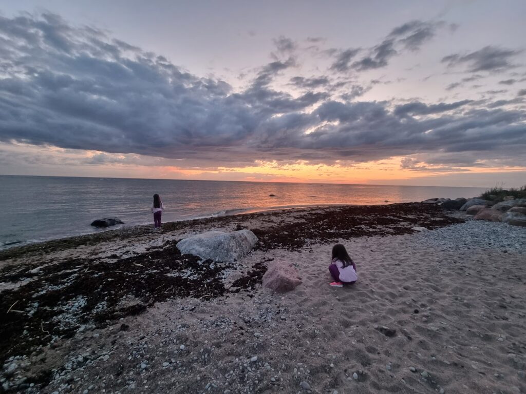 スウェーデン 光 メンタル に影響を与える夏の夕暮れと海辺で遊ぶ子どもたち