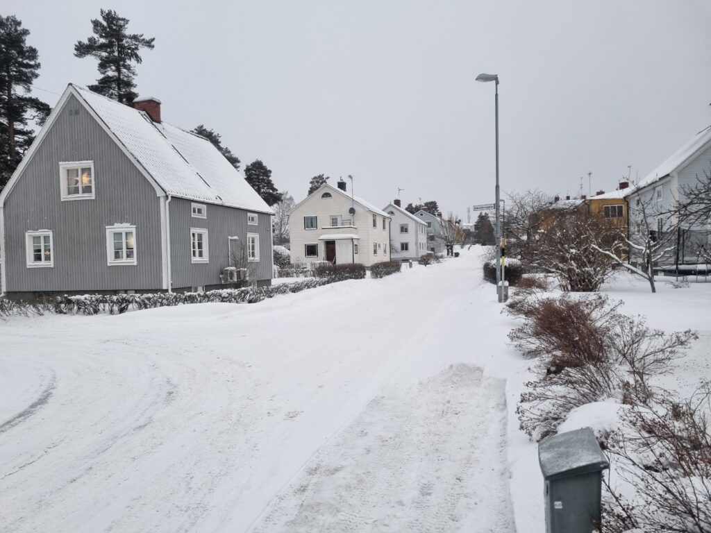 40代 ブログ 書く理由 を象徴する、雪に包まれた静かな住宅街の朝の風景。心が落ち着く余白を感じる写真。