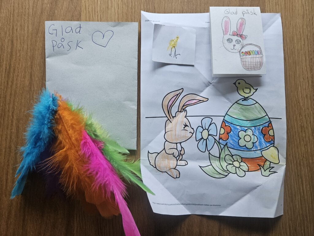 スウェーデン イースター 子ども の文化を象徴する、子どもたちが描いた手作りカードと春の飾りの写真。北欧のPåskの温かい雰囲気を伝える一枚。