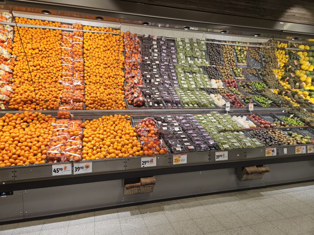 スウェーデン　食料品　消費税の引き下げを象徴する食品棚と価格表示の写真