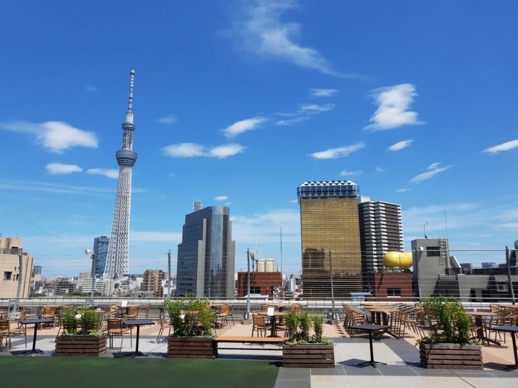 東京スカイツリー周辺の街並み。日本の便利さと暮らしやすさを象徴する都市の風景。
