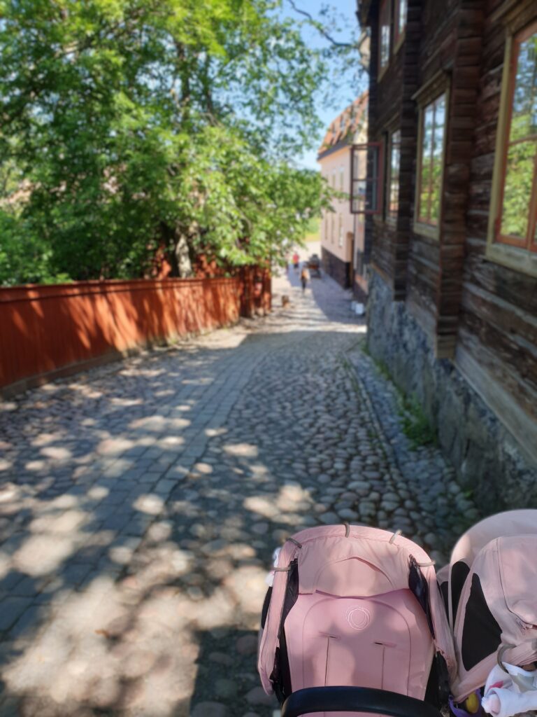 40代 挑戦 家族 の関係性を象徴する、スウェーデンの街並みを家族と歩く写真。
